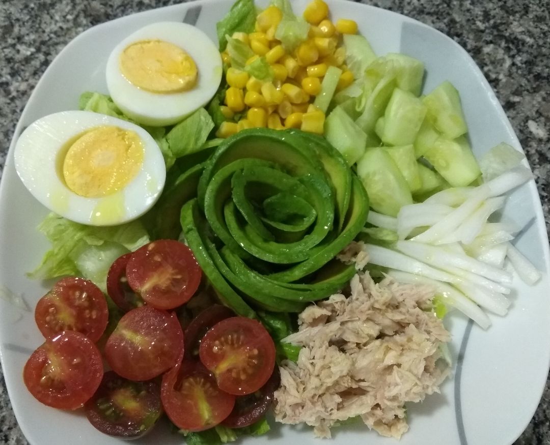 Ensalada completa con flor de aguacate Ensalada completa con flor de aguacate
