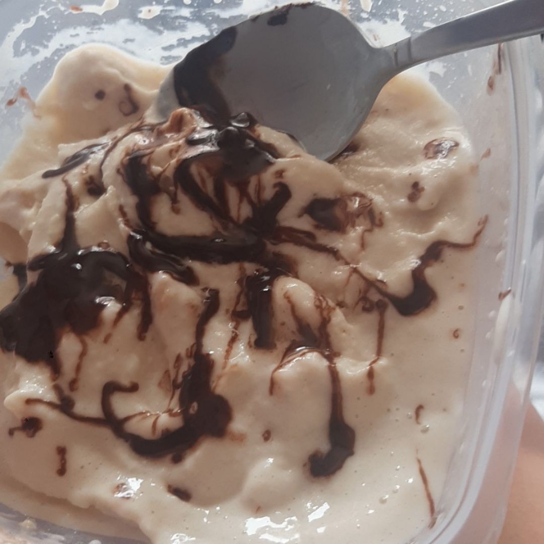 Helado de plátano con crema de cacahuete y chocolate Helado de plátano con crema de cacahuete y chocolate