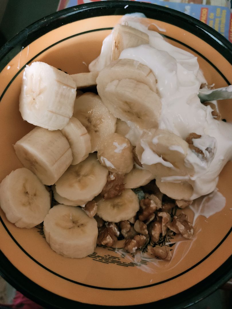 Yogur natural con nueces y plátano