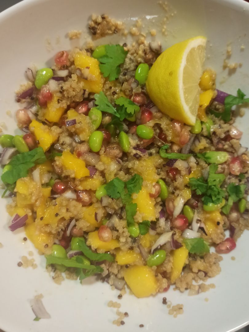 Ensalada de quinoa, Edamame y mango