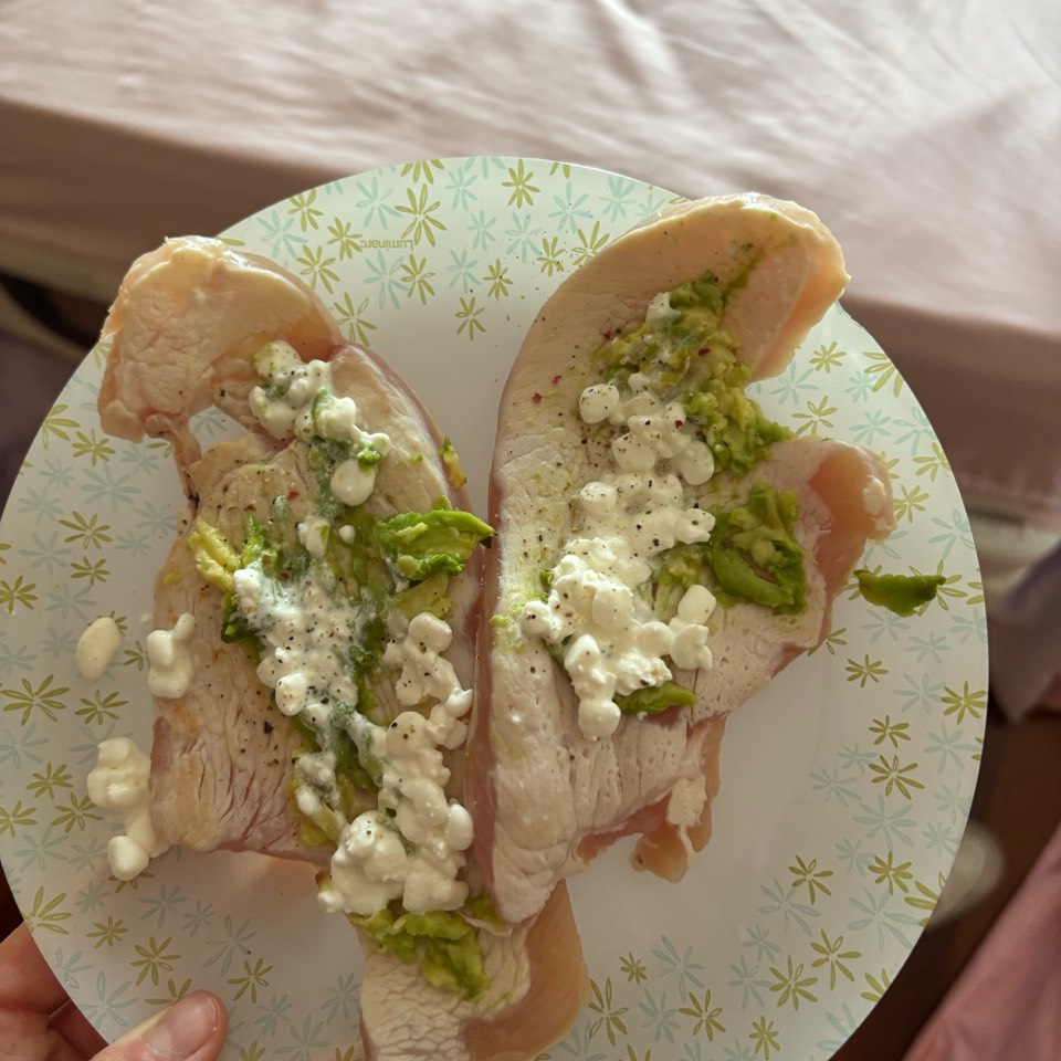 Pechuga con aguacate y queso cottage