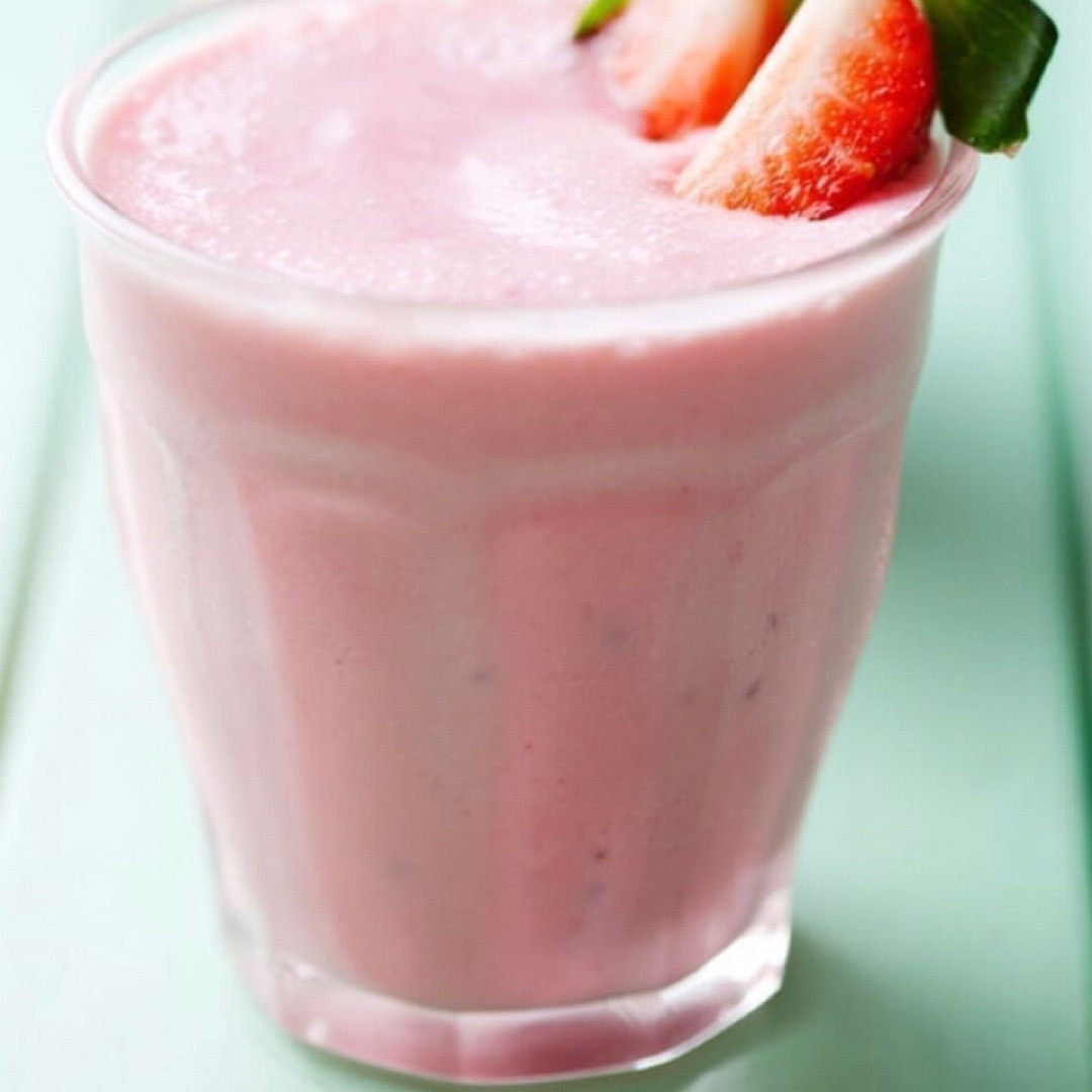 Batido post entreno de yogur y proteina con fresas