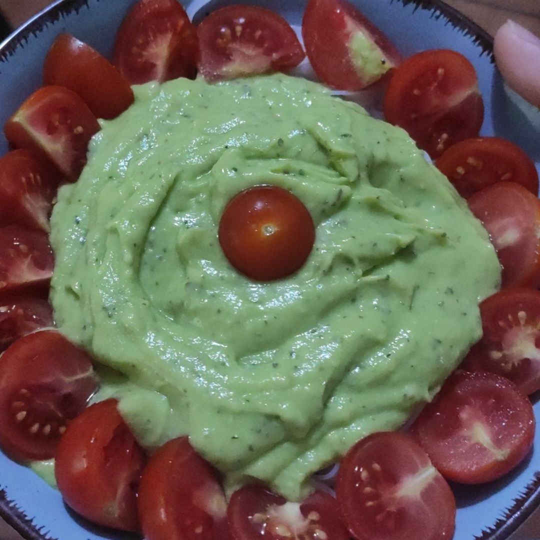 Pasta con salsa de aguacate y cherrys Pasta con salsa de aguacate y cherrys
