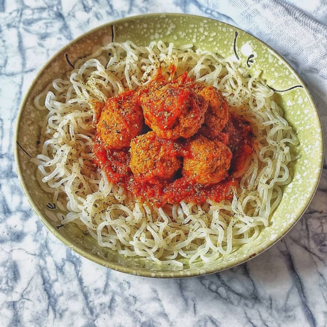 Pasta Konjac con albóndigas con tomate Pasta Konjac con albóndigas con tomate