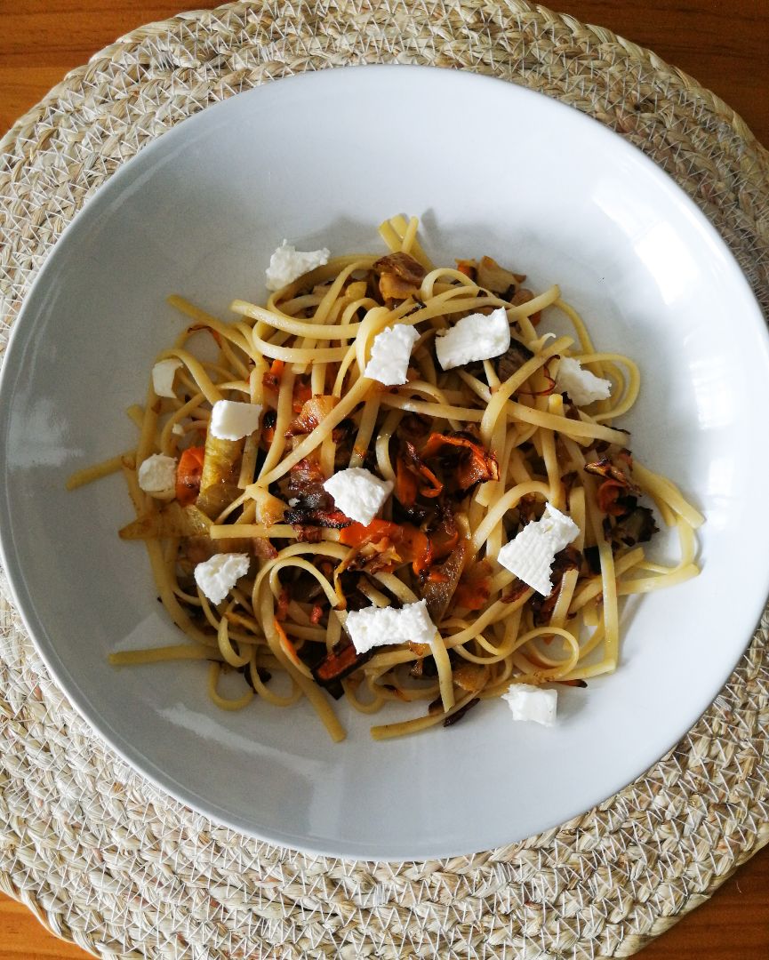 Pasta picante con verduras y queso feta 🧅🥒🥕🌶️ Pasta picante con verduras y queso feta 🧅🥒🥕🌶️