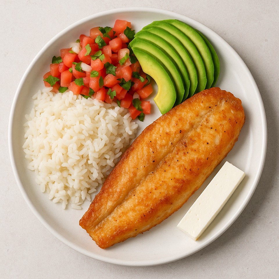 Arroz , filet de merluza y pico de gallo con aguacate y queso 