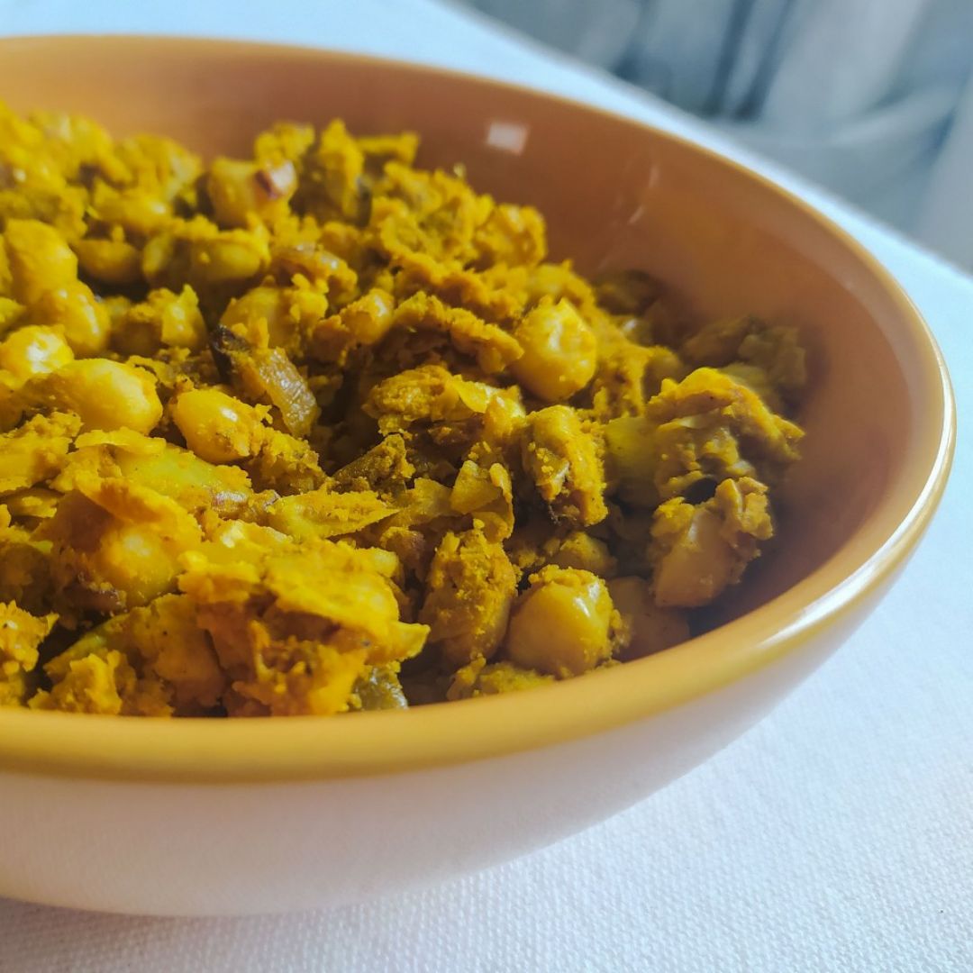 Garbanzos salteados con curry y especias Garbanzos salteados con curry y especias