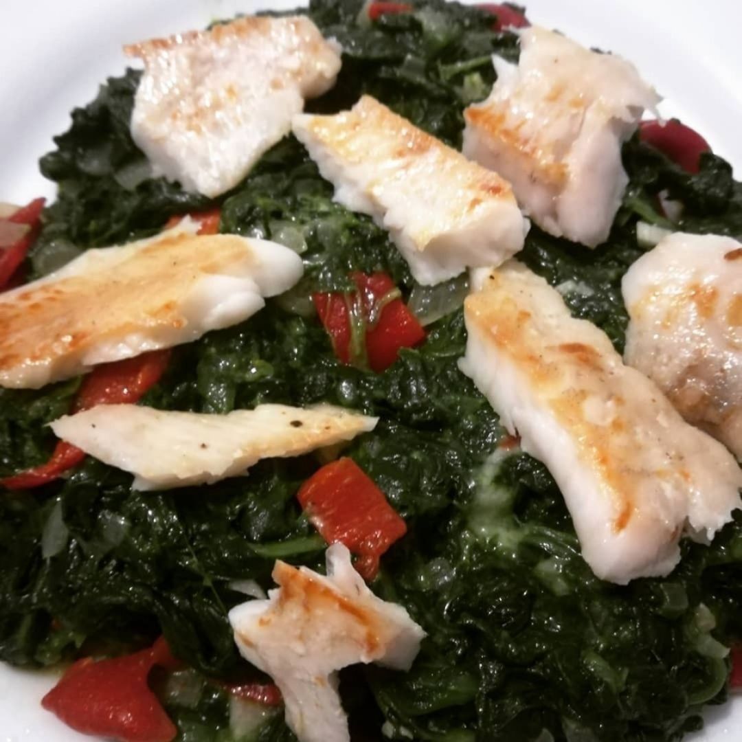 Merluza sobre espinacas salteadas con Mozarela y pimientos del piquillo✨ Merluza sobre espinacas salteadas con Mozarela y pimientos del piquillo✨