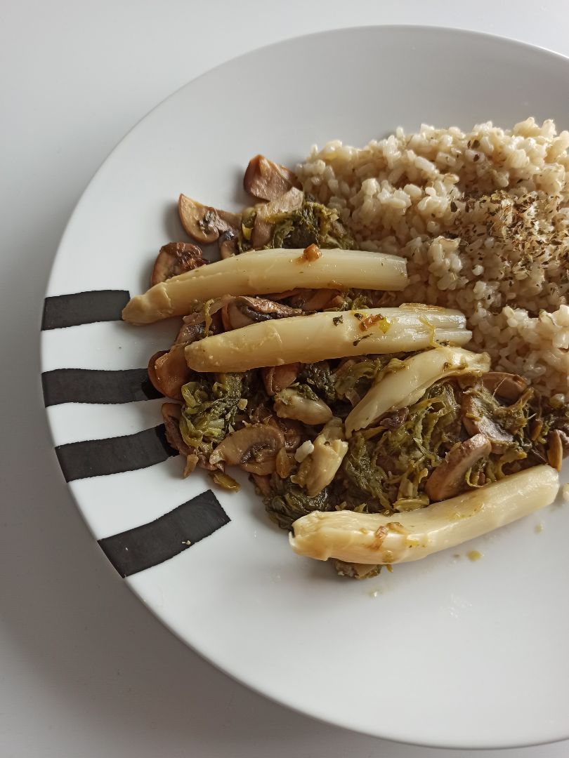 Arroz integral con champiñones, grelos y espárragos Arroz integral con champiñones, grelos y espárragos
