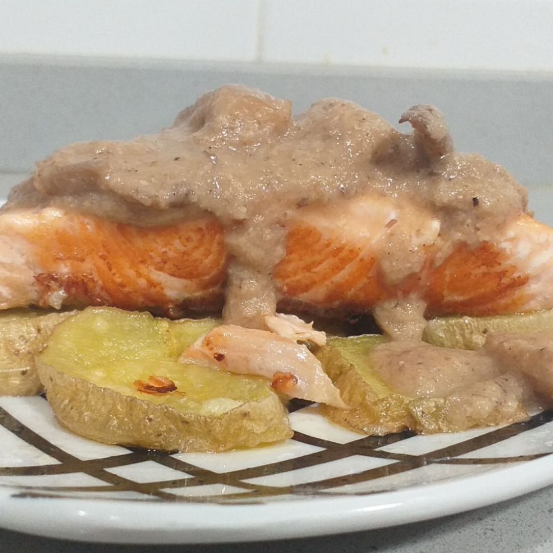 Lomo de salmón sobre cama de patata y salsa de setas
