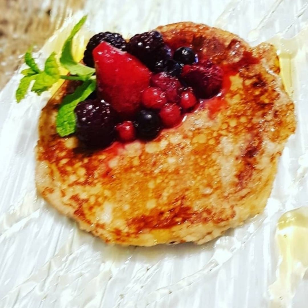 Hot cake de harina de 🥥 y frutos rojos 🍓🍇 cere Hot cake de harina de 🥥 y frutos rojos 🍓🍇 cere
