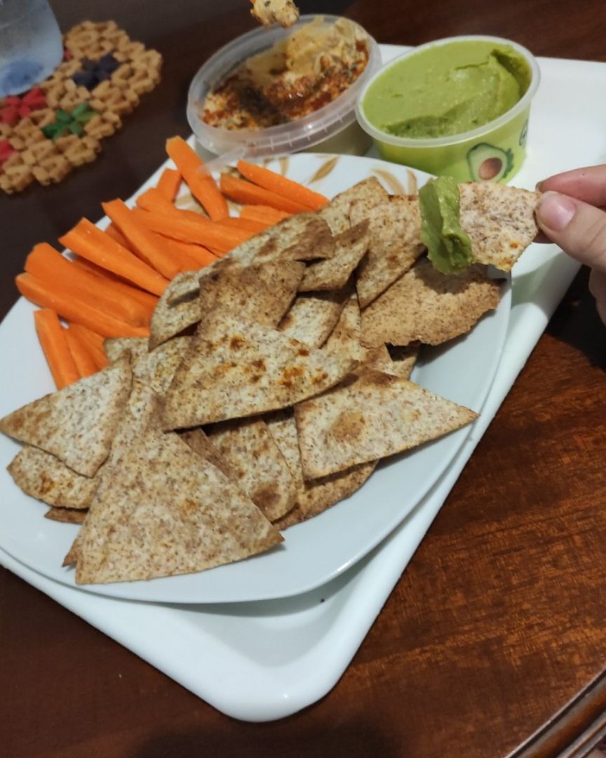 Humus con zanahorias y guacamole con triángulos integrales Humus con zanahorias y guacamole con triángulos integrales