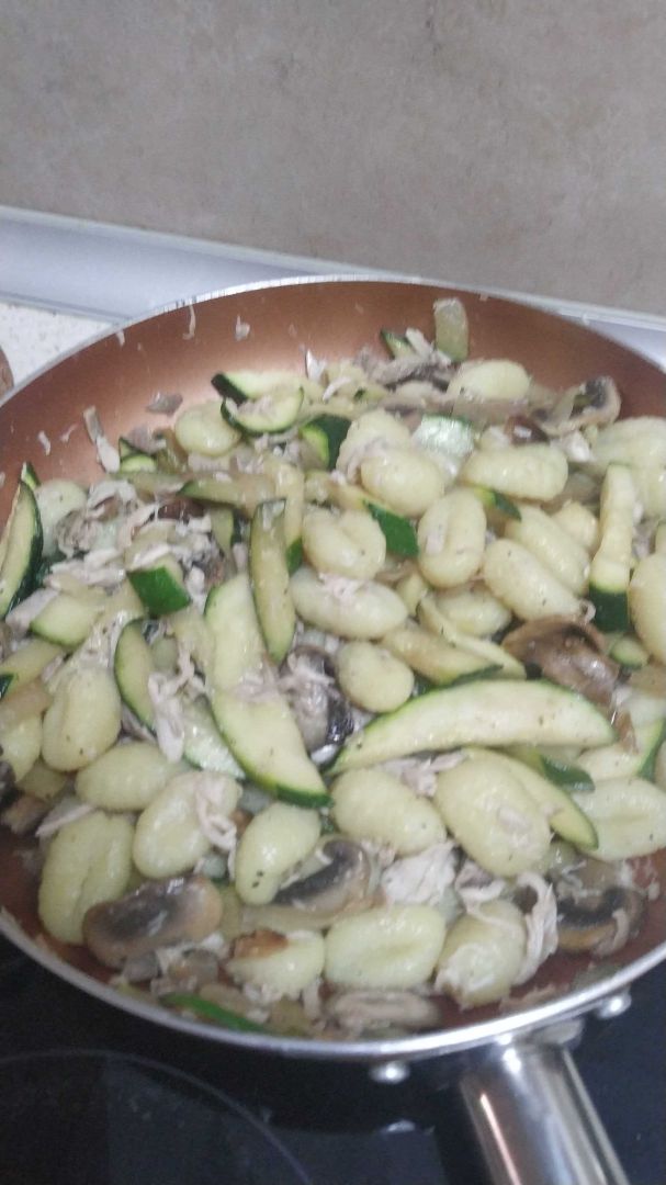 Gnocchi con verduras y pollo Gnocchi con verduras y pollo