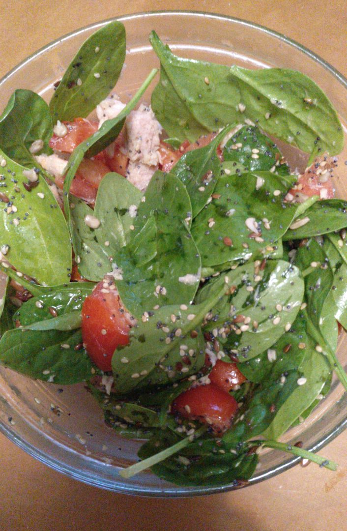Ensalada de espinacas con tomate y atún Ensalada de espinacas con tomate y atún