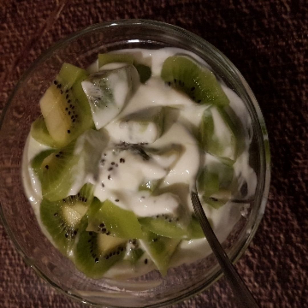 Yogurt griego con kiwi Yogurt griego con kiwi