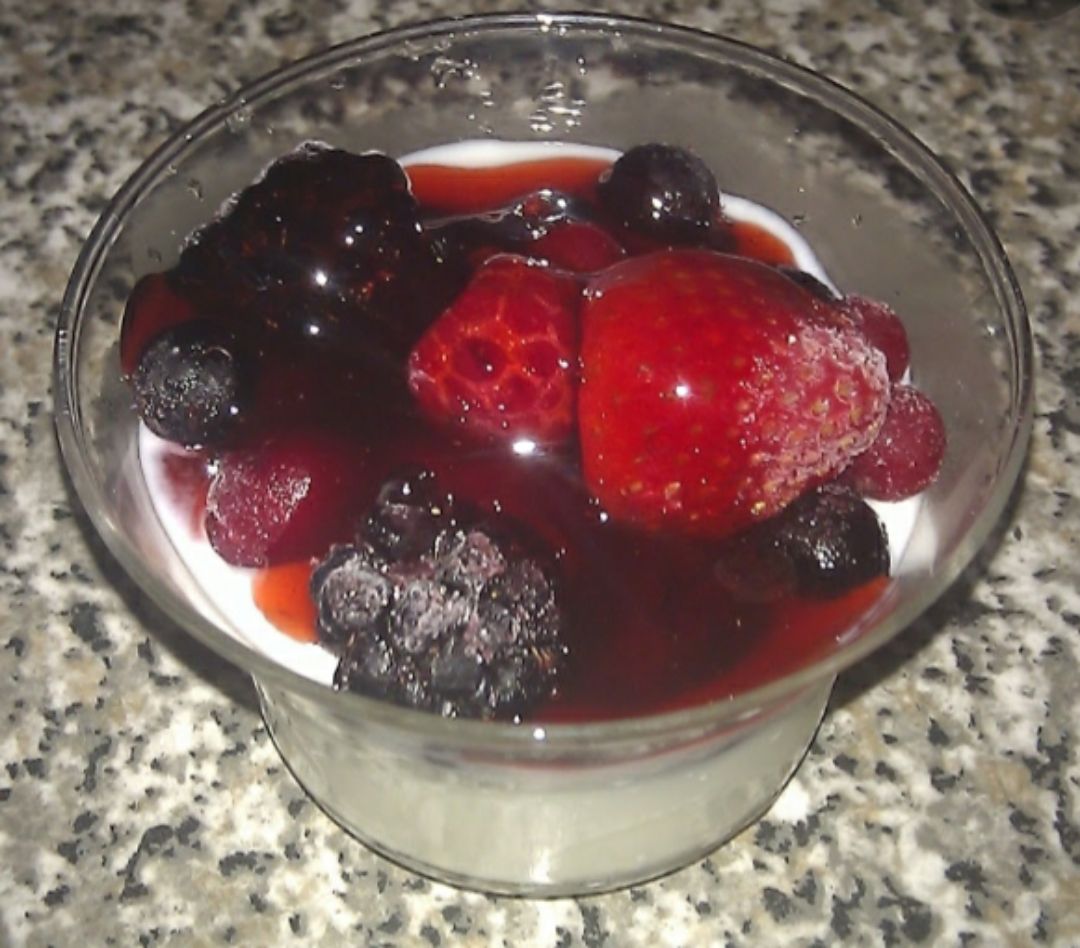 Yogur griego con frutos rojos congelados Yogur griego con frutos rojos congelados