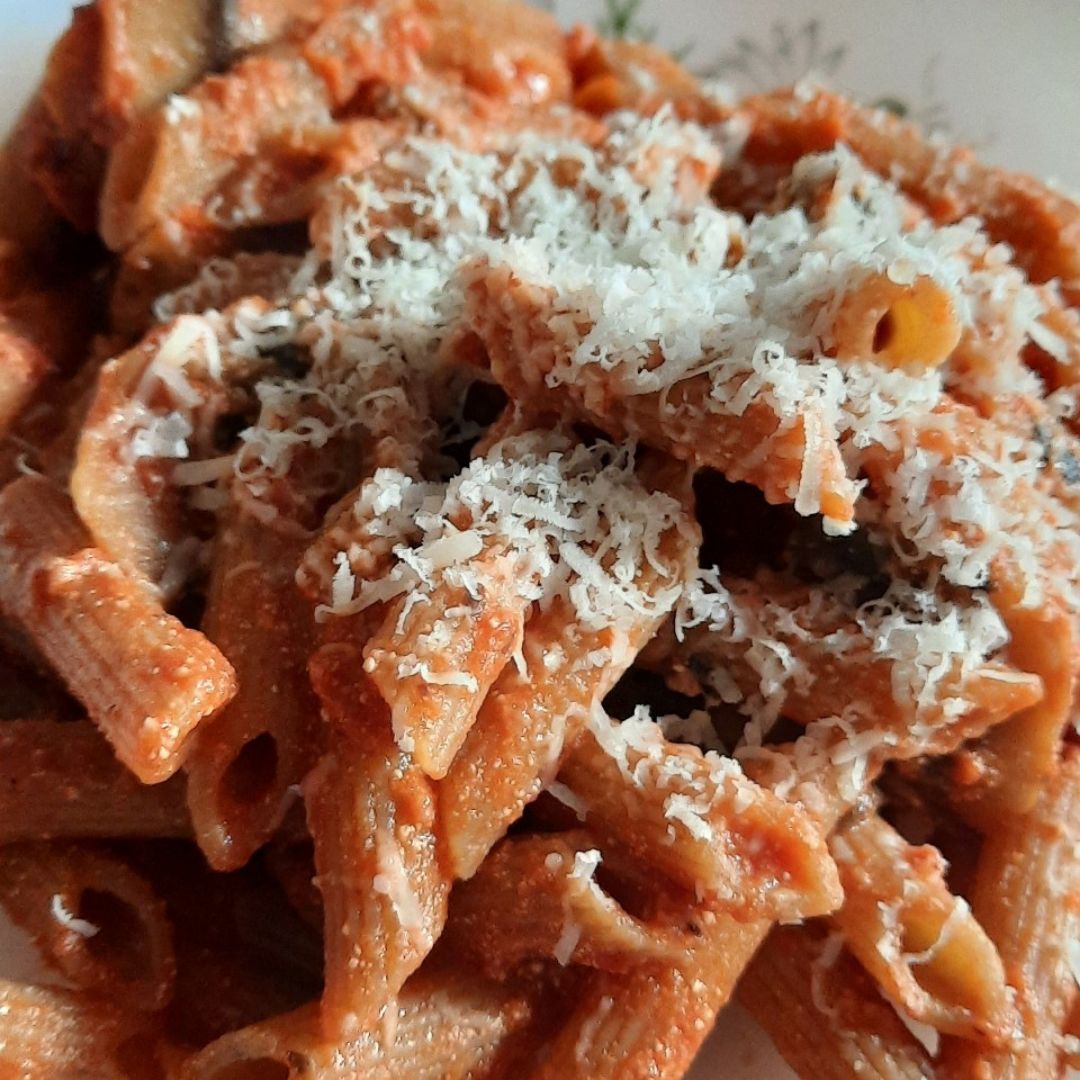 Pasta integral con Ricotta, tomate y champiñones Pasta integral con Ricotta, tomate y champiñones