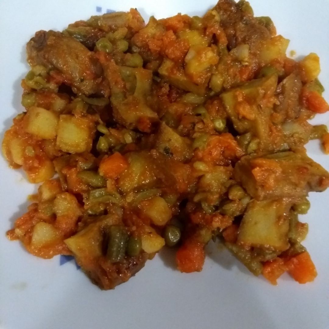 Seitán con verduras y patata en salsa de tomate