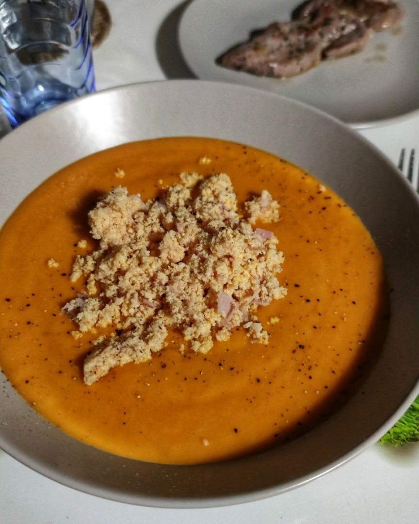 Puré de zanahoria, huevo y jamón cocido. Puré de zanahoria, huevo y jamón cocido.