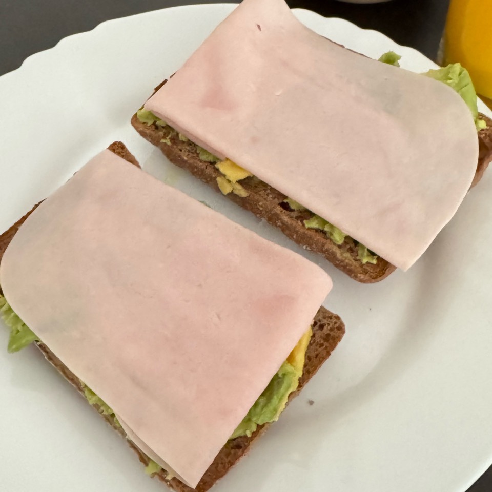 Tostadas de pan integral con aguacate y pavo