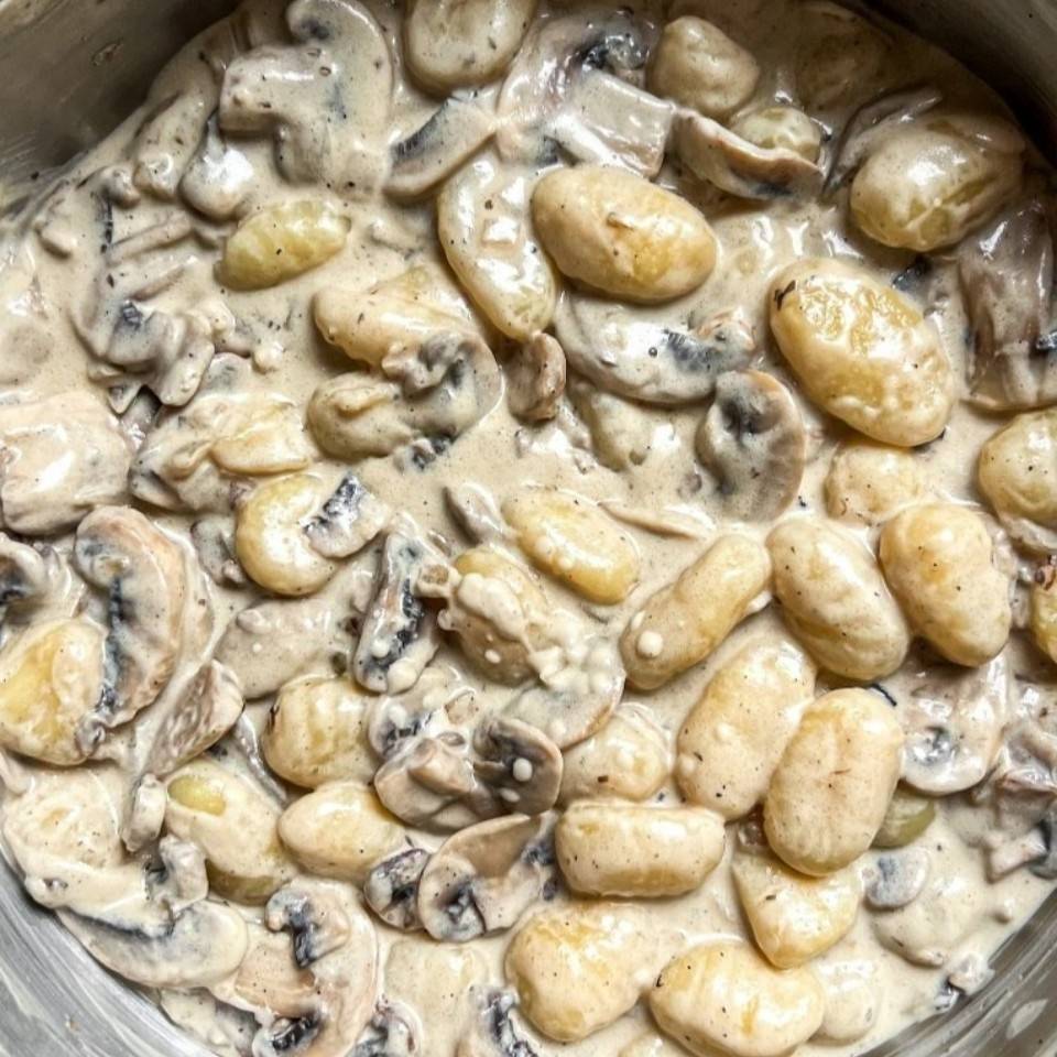 Ñoquis cremosos con champiñones y trigueros Ñoquis cremosos con champiñones y trigueros