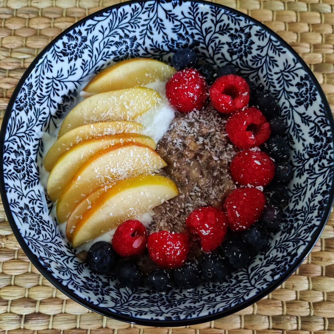 Gachas de avena con manzana, chía, frutos rojos y yogur Gachas de avena con manzana, chía, frutos rojos y yogur