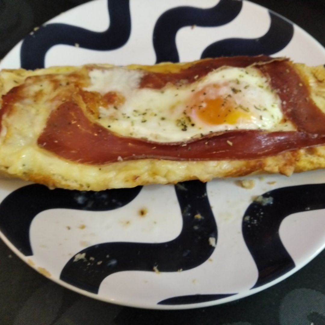 Tostada con jamón y huevo