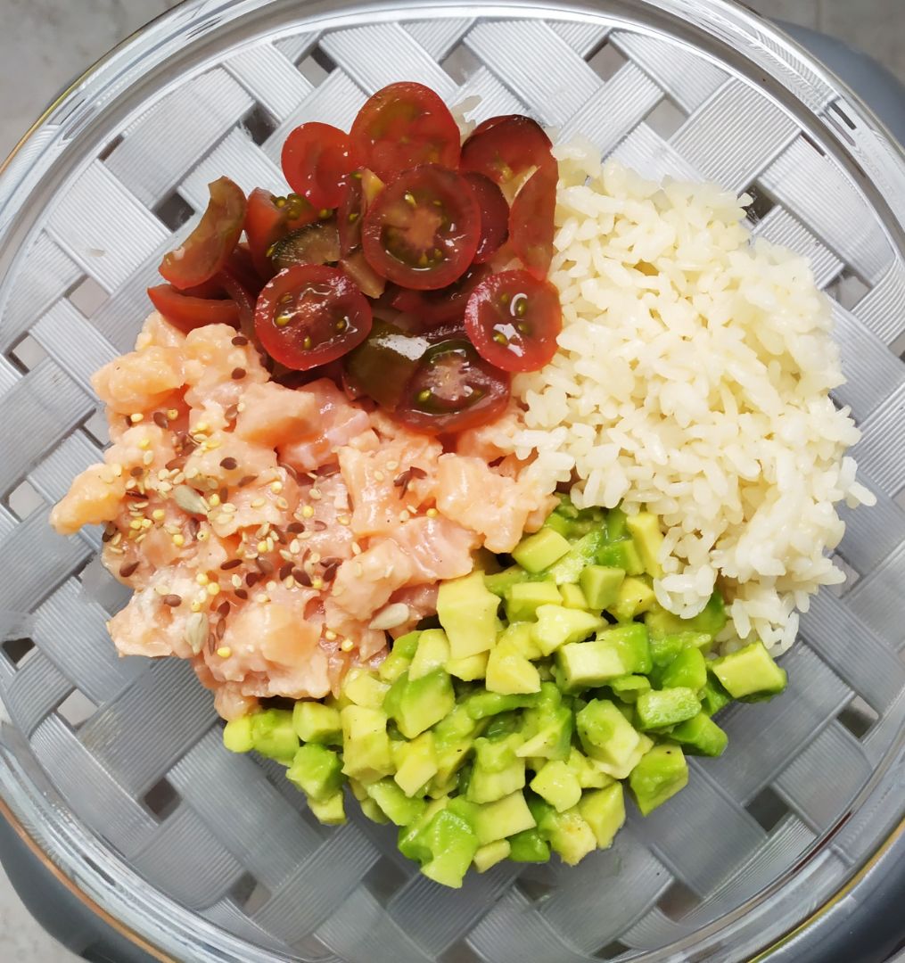 Poke bowl de salmón 🐟 aguacate 🥑 tomate 🍅 y arroz 🍚