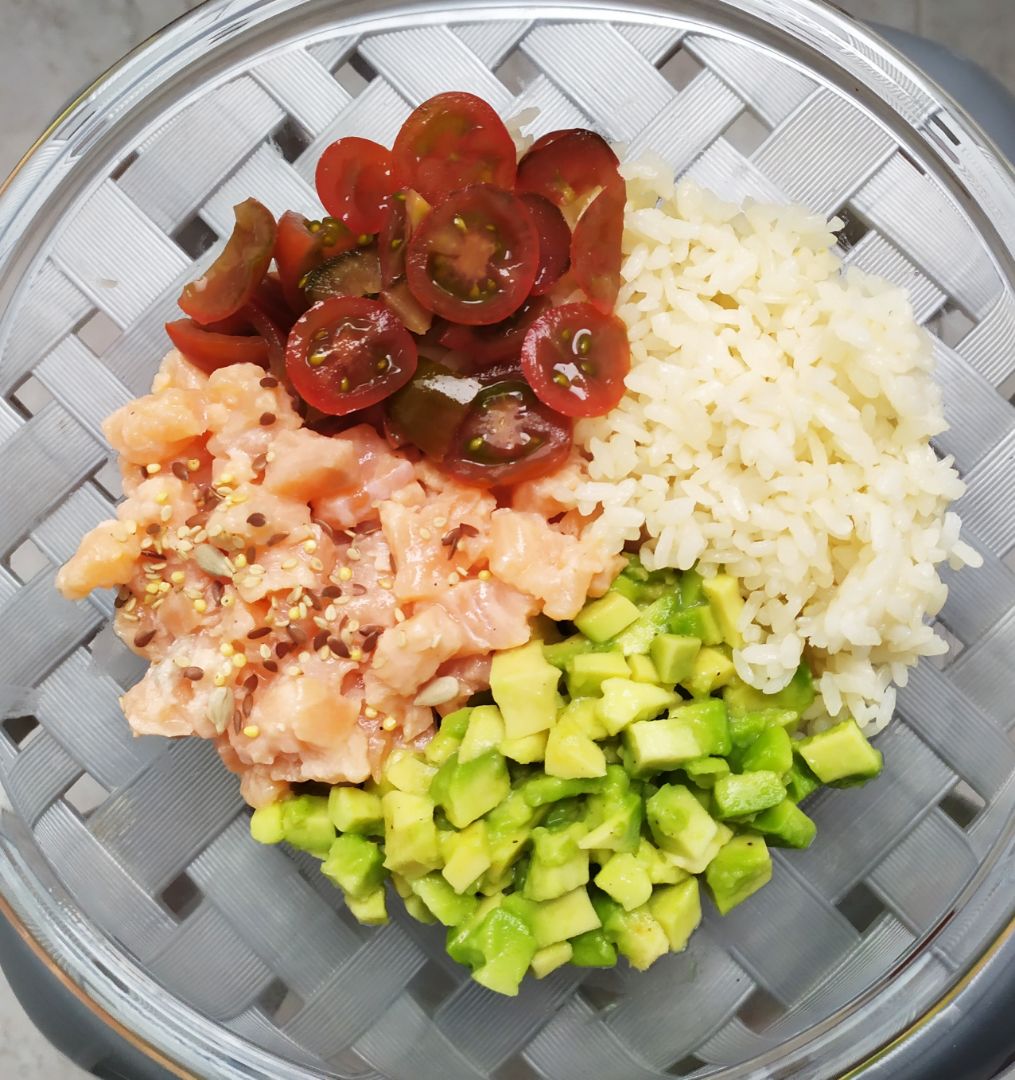 Poke bowl de salmón, aguacate, tomate y arroz 