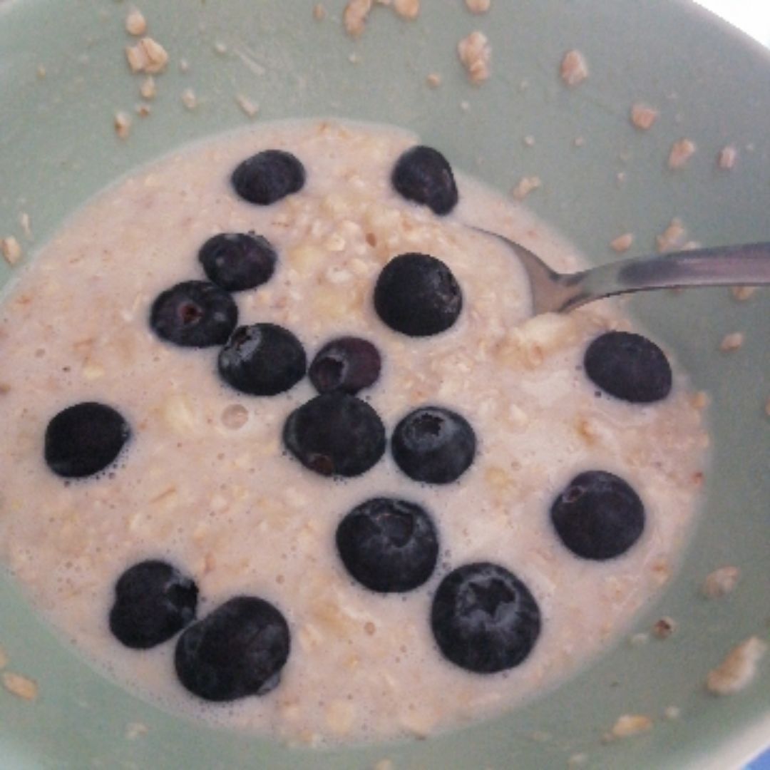 Porridge de avena, plátano y arándanos Porridge de avena, plátano y arándanos