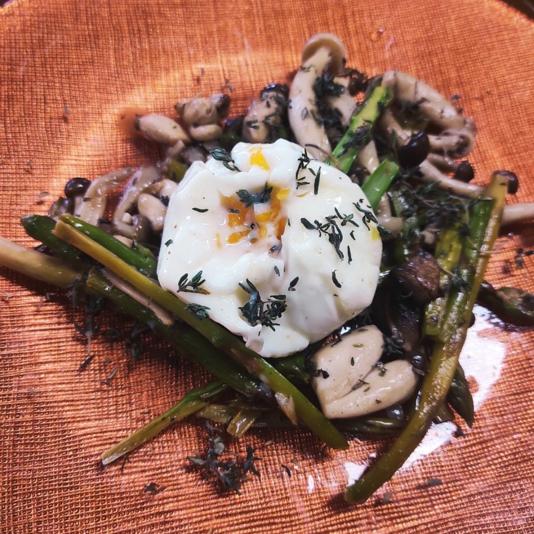 Salteado de espárragos y setas con huevo poché Salteado de espárragos y setas con huevo poché
