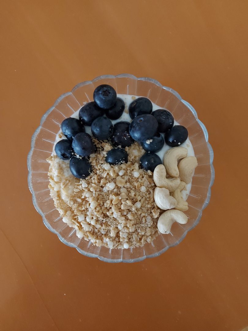 Bowl de queso fresco batido 0%, muesli, anacardos y arándanos Bowl de queso fresco batido 0%, muesli, anacardos y arándanos