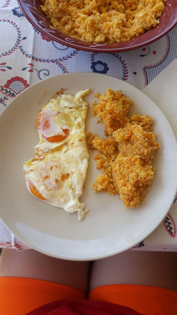 Arroz de coliflor y zanahoria con huevos a la plancha Arroz de coliflor y zanahoria con huevos a la plancha