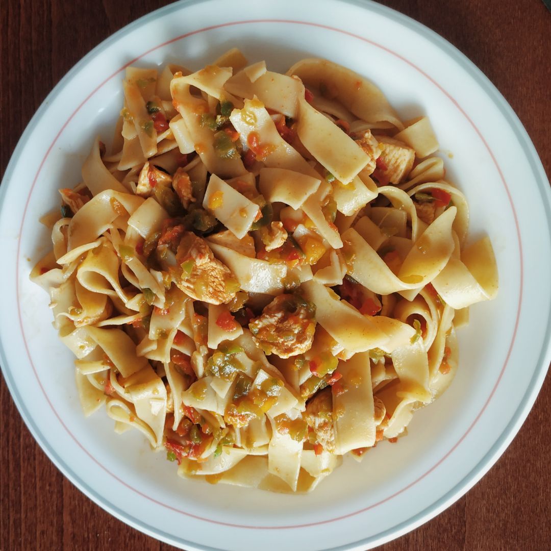 Tagliatelles con verduras, pollo y soja