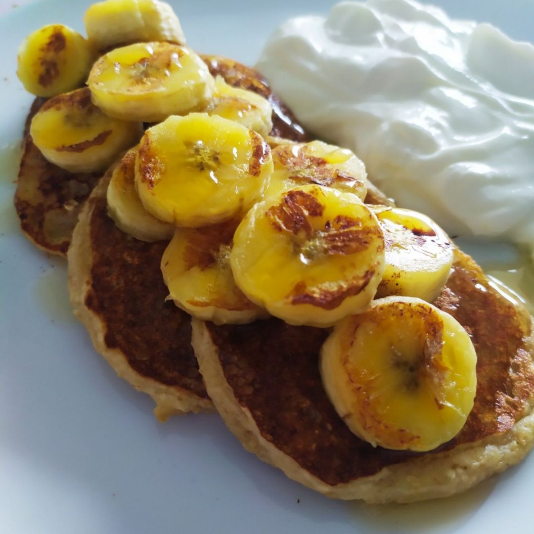 Tortitas con plátano y queso fresco batido