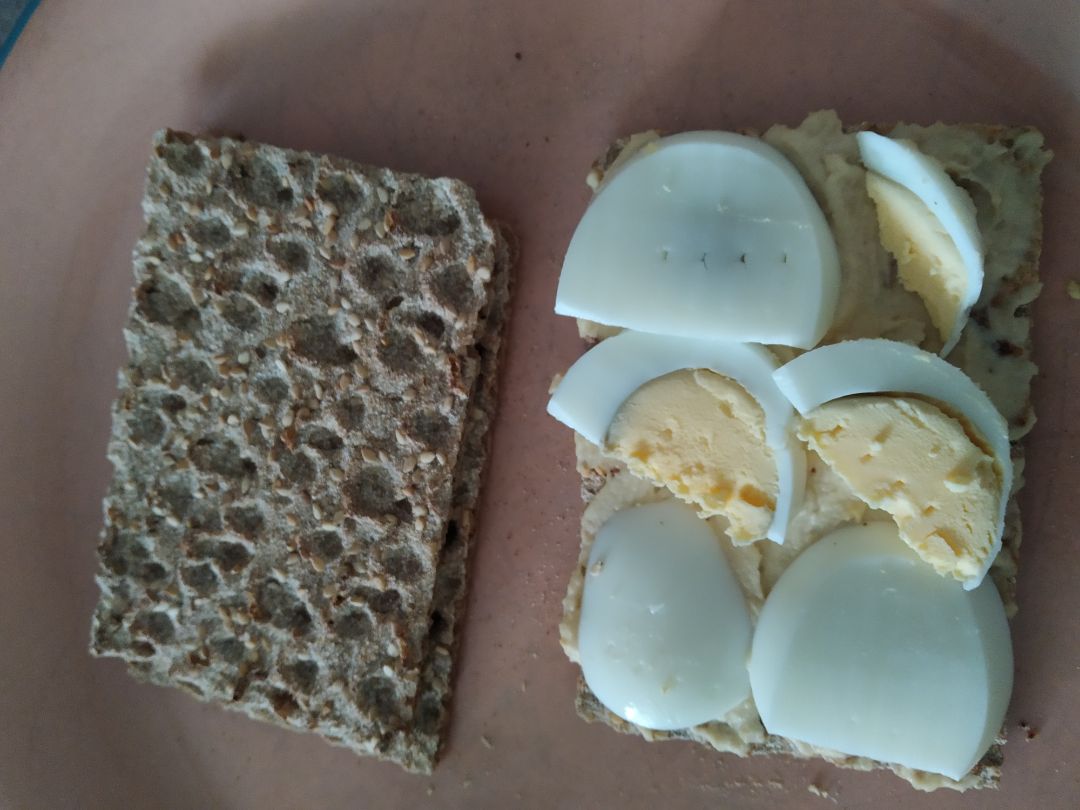 Pan sésamo, humus y huevo cocido Pan sésamo, humus y huevo cocido