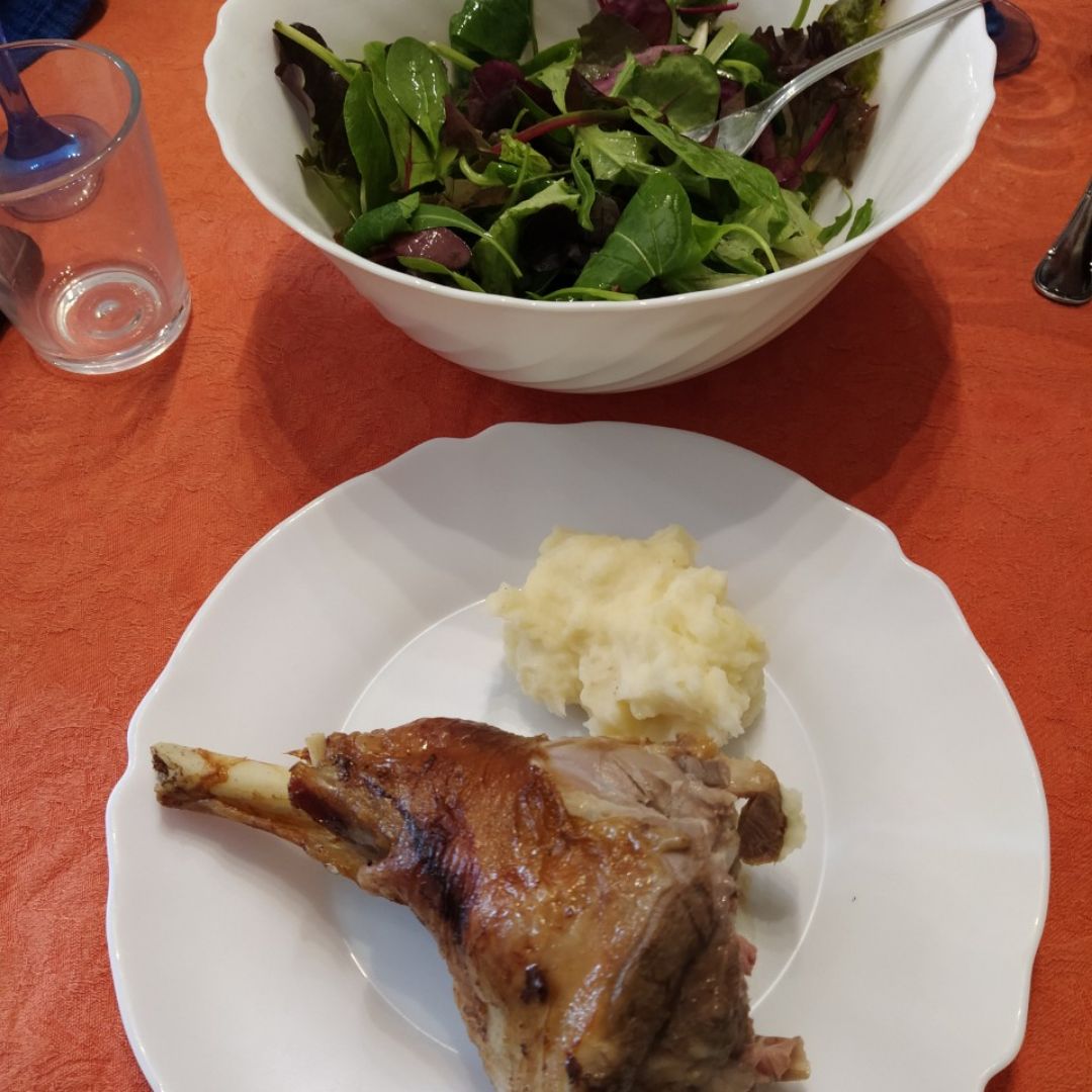 Cordero asado, puré de patata y ensalada