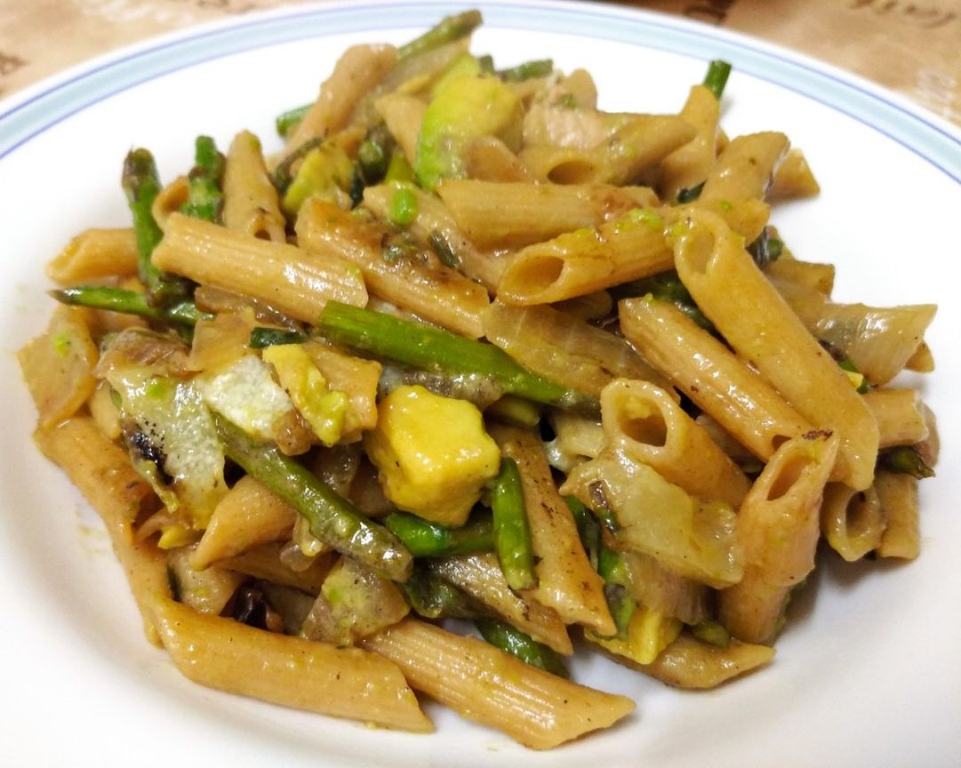 Pasta integral con espárragos verdes Pasta integral con espárragos verdes