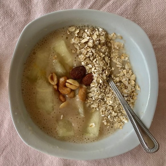 Bol con melón, avena y frutos secos Bol con melón, avena y frutos secos
