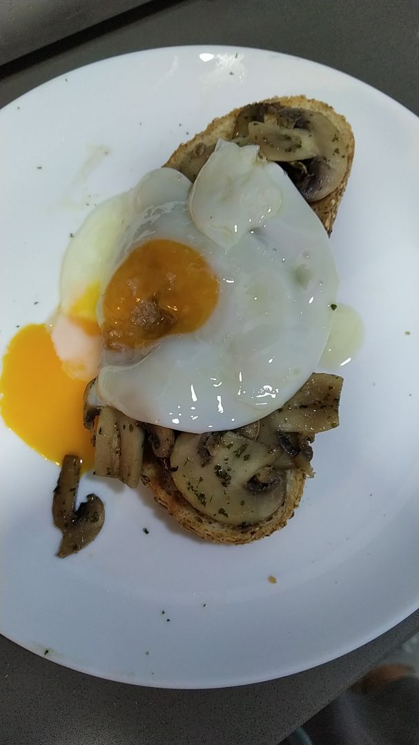 Pan de semillas tostado con champiñones y huevo Pan de semillas tostado con champiñones y huevo