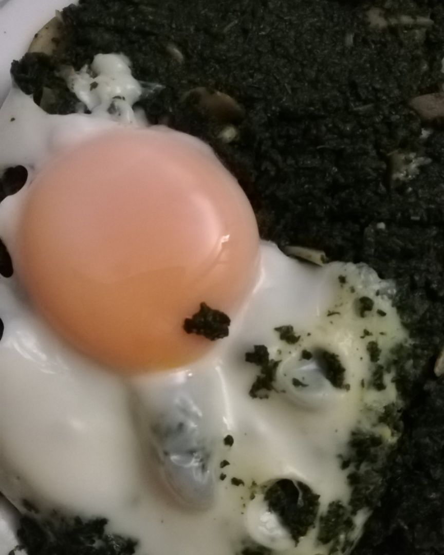 Espinacas al ajillo con champiñones y huevo a la plancha Espinacas al ajillo con champiñones y huevo a la plancha