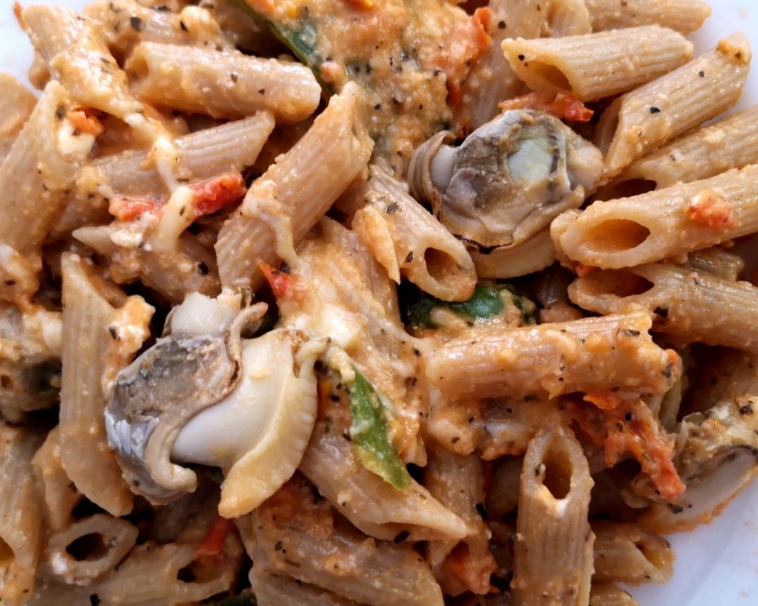 Pasta con salsa de tomate y feta y almejas Pasta con salsa de tomate y feta y almejas