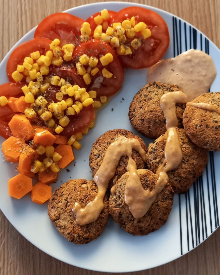 Falafel con sésamo negro y salsa de cacahuete Falafel con sésamo negro y salsa de cacahuete