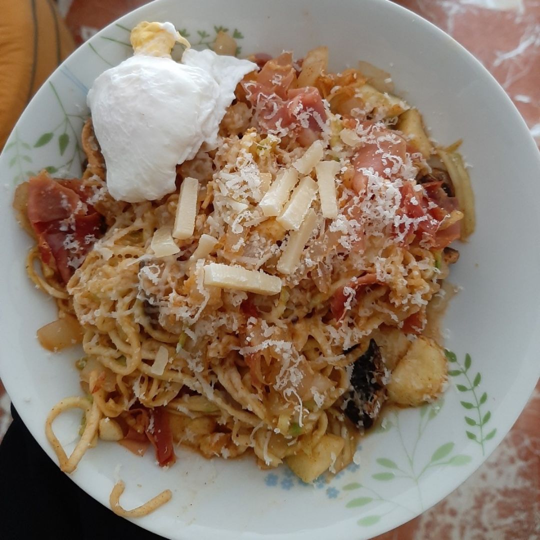 Espaguetis de calabacin con jamón y huevo poche Espaguetis de calabacin con jamón y huevo poche