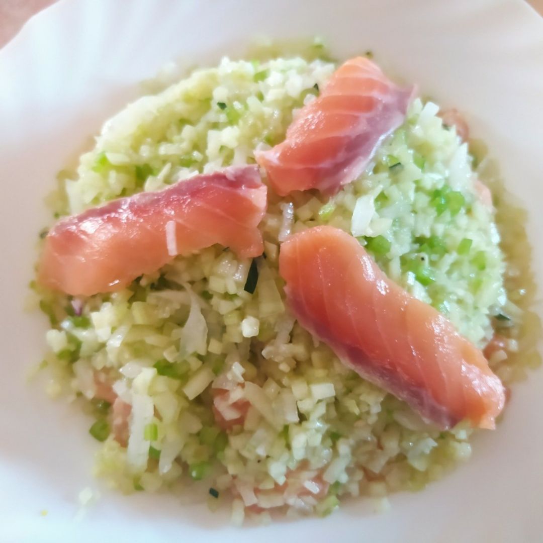 Aliño de pepino,cebolla pimiento y sashimi de salmón Aliño de pepino,cebolla pimiento y sashimi de salmón