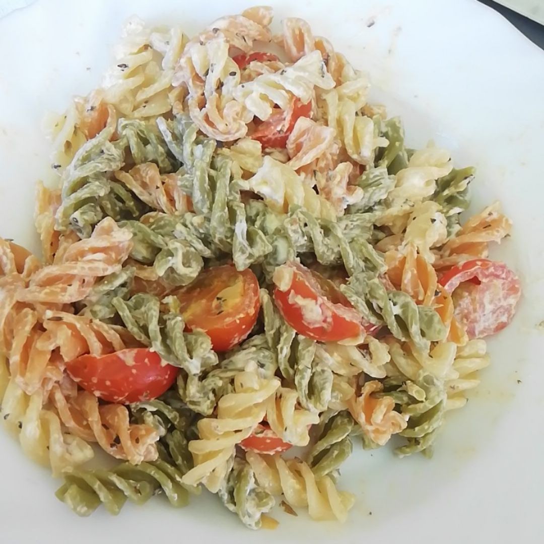 Pasta con queso y cherrys Pasta con queso y cherrys