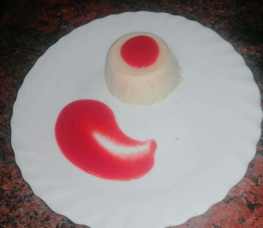 Panacotta de yogurt con salsa de fresas Panacotta de yogurt con salsa de fresas
