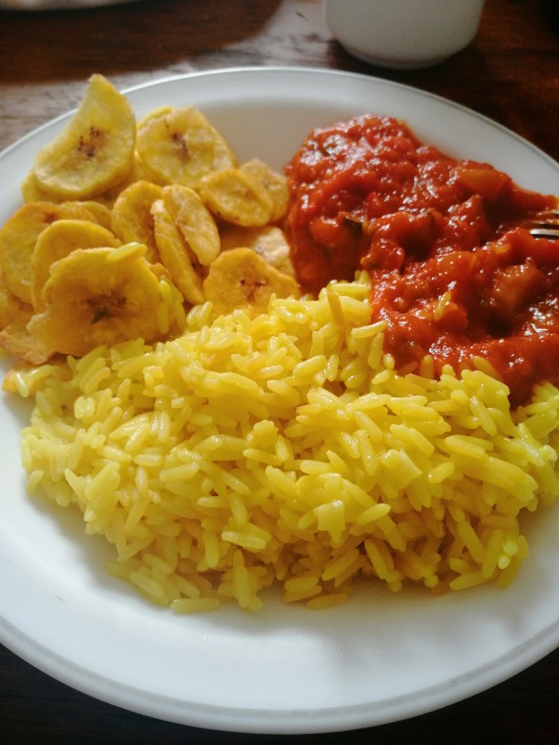 Arroz, tomate, verduras y platano 🍌🍅🥒🌶️🍚 Arroz, tomate, verduras y platano 🍌🍅🥒🌶️🍚