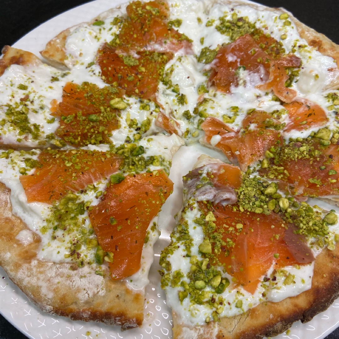 Pizza de burrata, salmón y pistachos