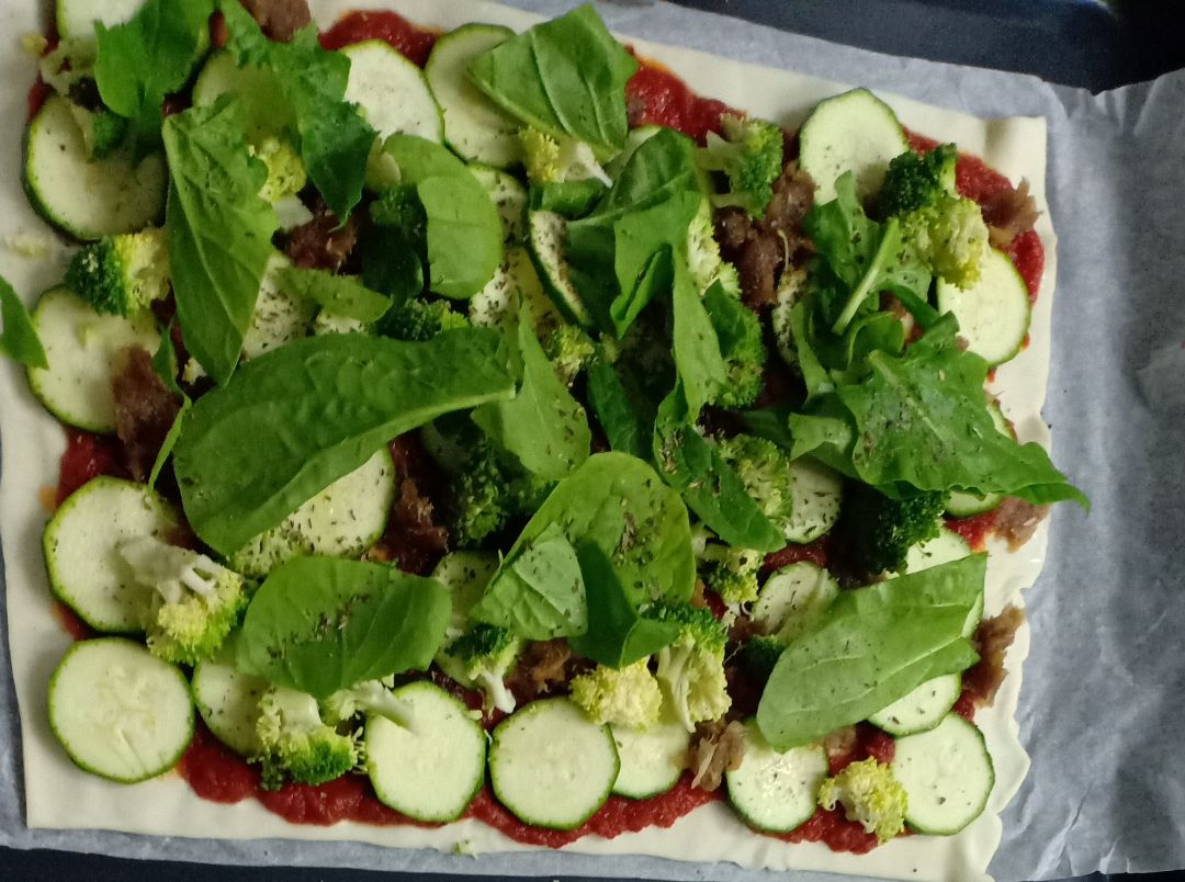 Pizza de espinacas, calabacín y brócoli Pizza de espinacas, calabacín y brócoli